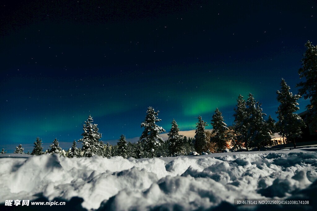 雪地中的绚烂极光美景