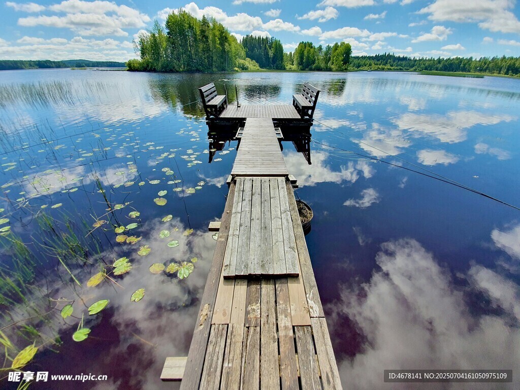 湖畔木栈道宁静自然美景