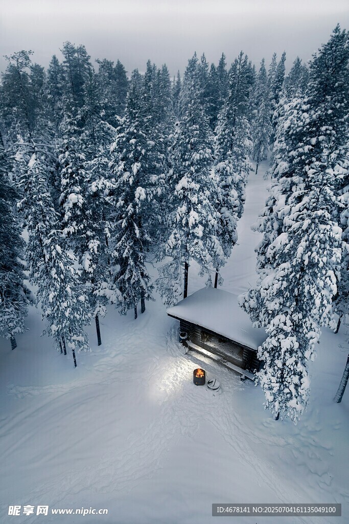 雪林中的温馨小屋
