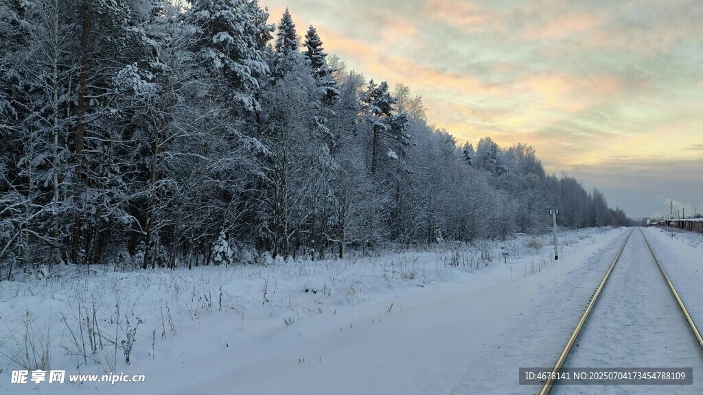 冬日雪野中的铁路风景