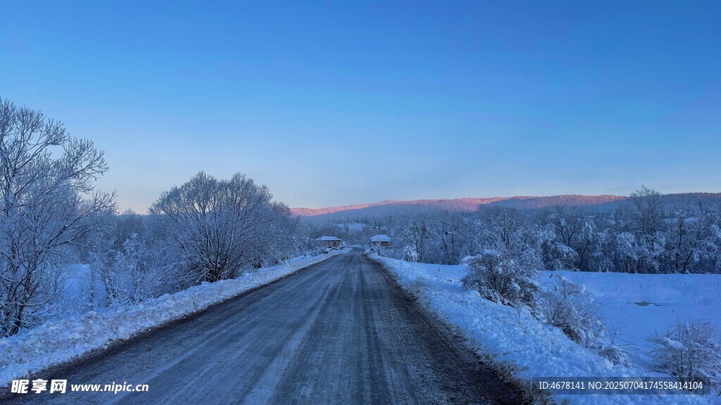 冬日雪覆公路美景