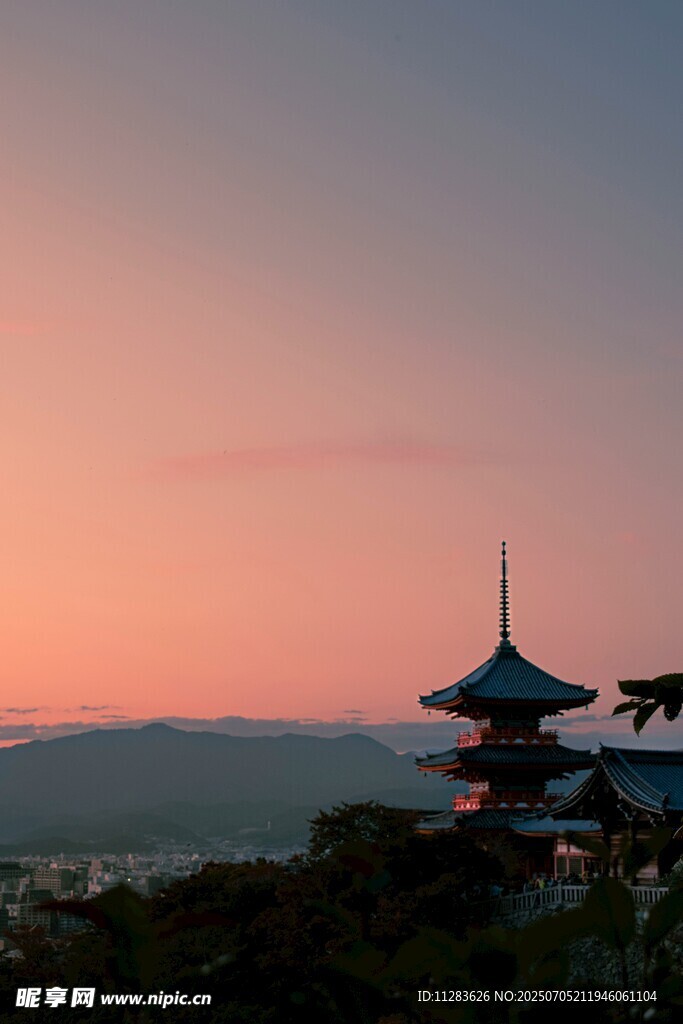 黄昏下的日式塔楼美景