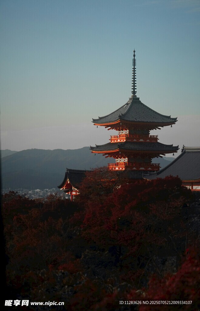 黄昏下的日式古塔美景