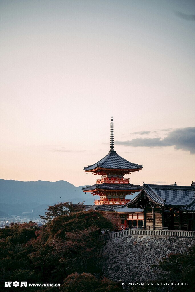 黄昏下的日式古塔美景