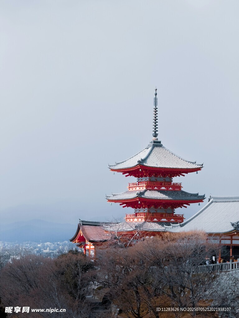 雪后传统塔楼景观