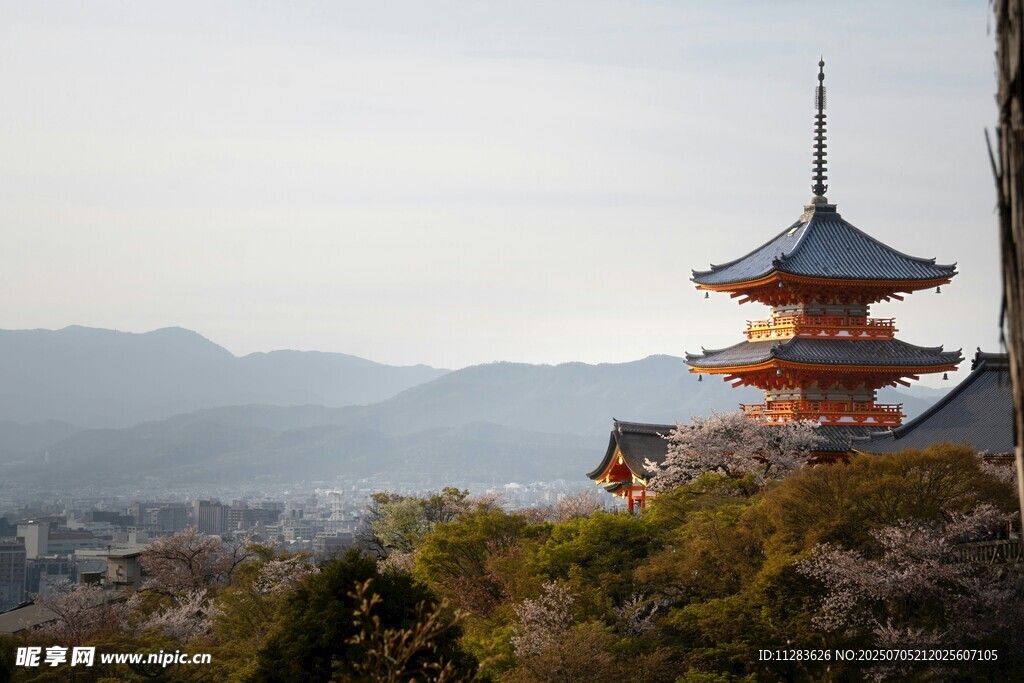 山间古寺宝塔风景