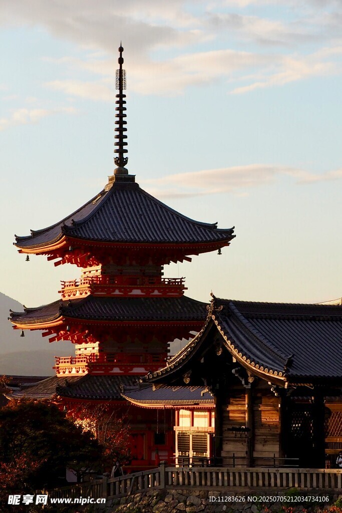 夕阳下的传统塔楼建筑