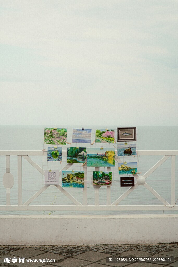 海边栏杆上的多彩展示板