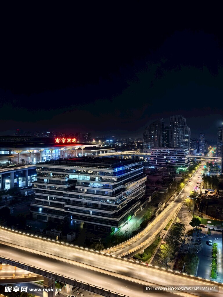 深夜的高铁站