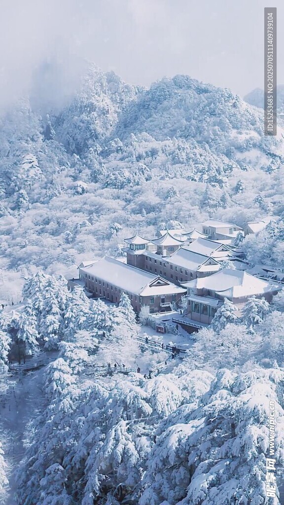 雪覆山林中的静谧建筑