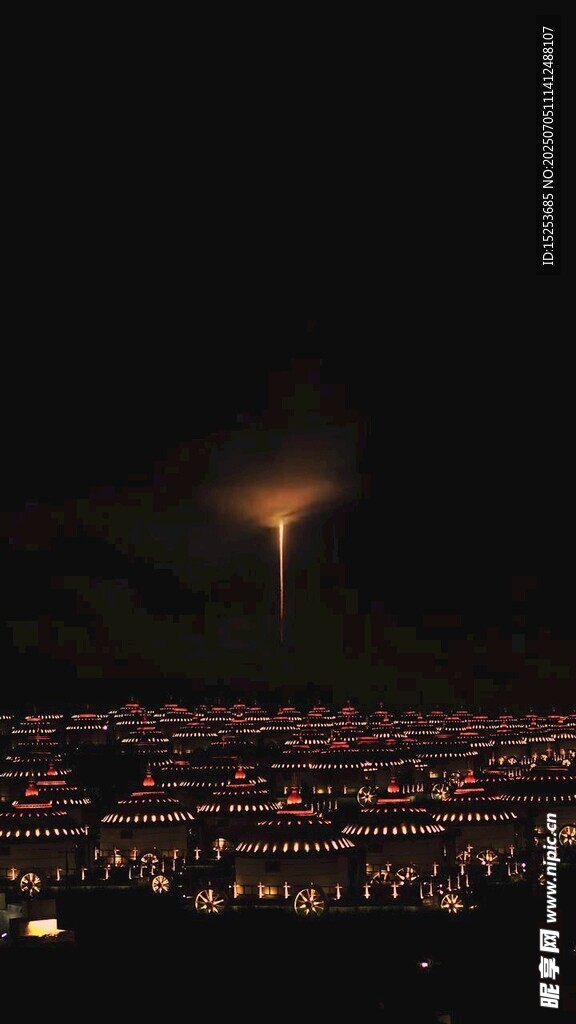 城市夜空下的绚烂烟花