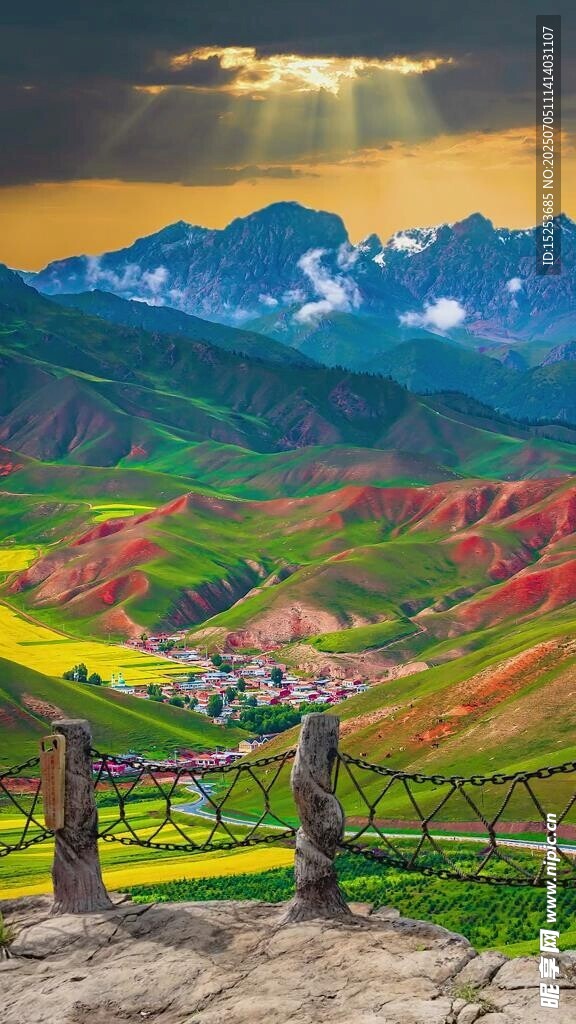 山间多彩田园美景