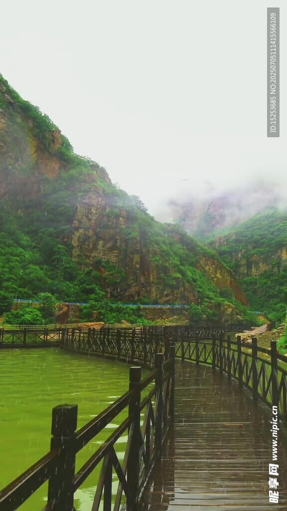 山间木栈道绿野云雾景