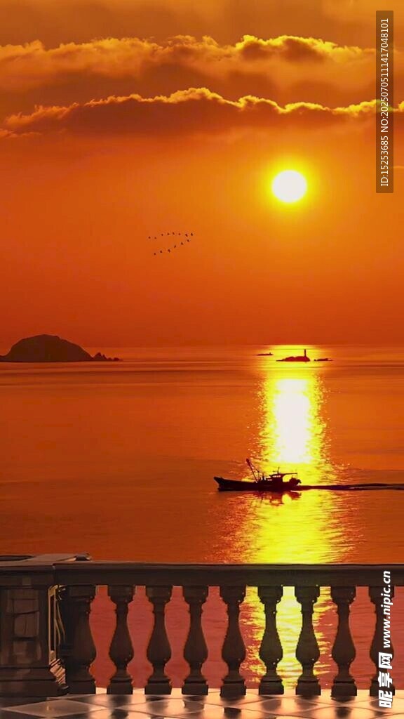 夕阳下的海面与小船