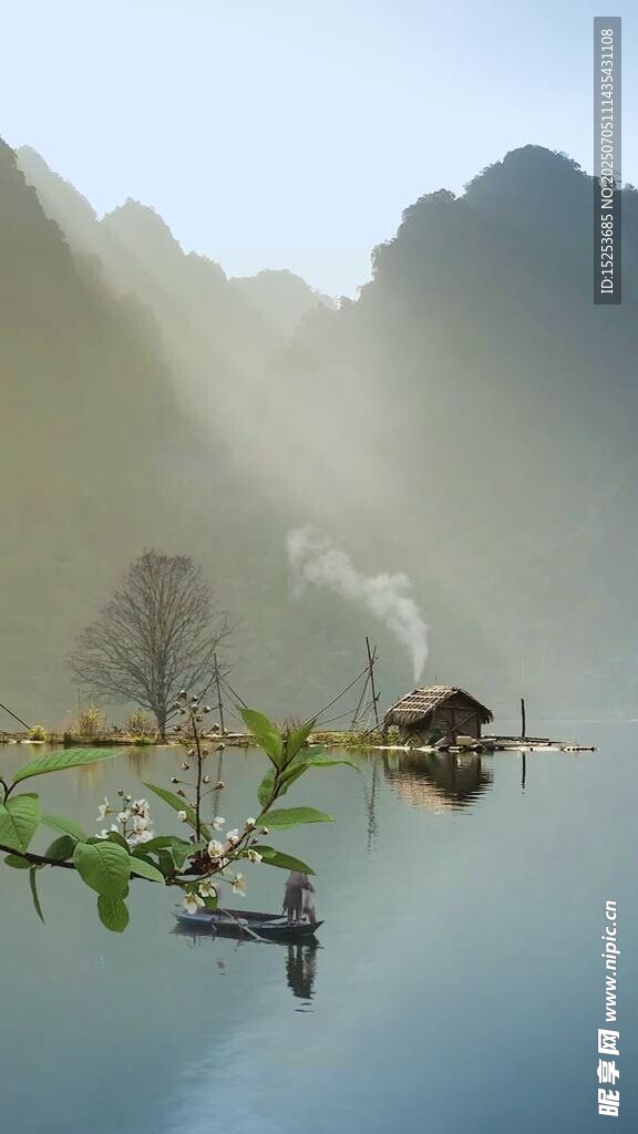 山水间的静谧小船与小屋