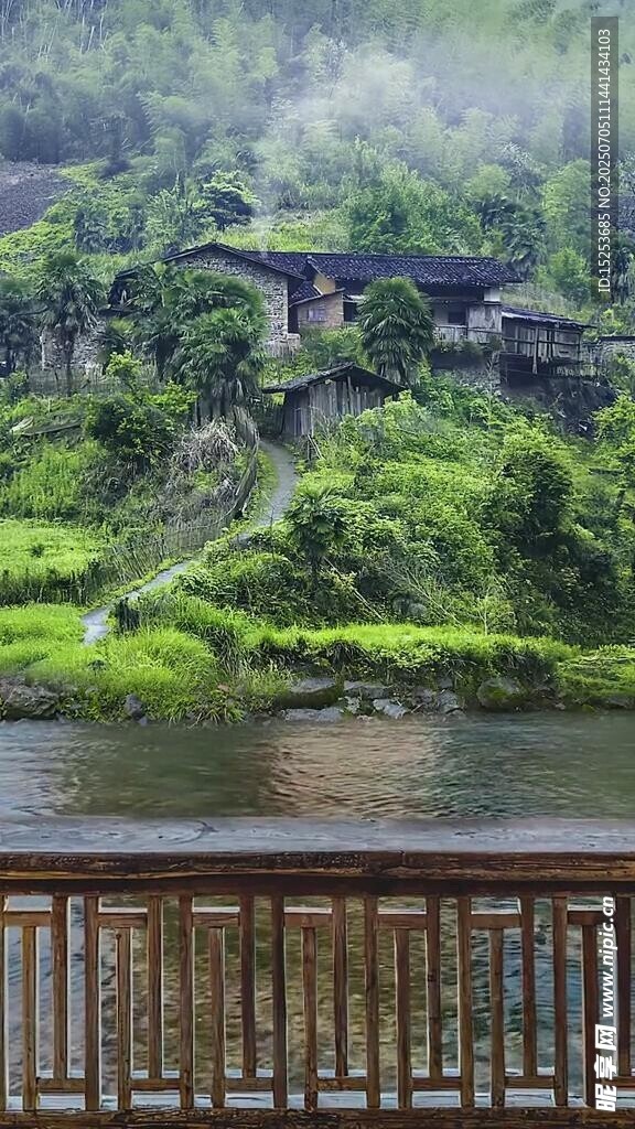 河畔青山绿水美景如画