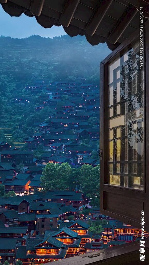 窗景中的山间灯火夜景