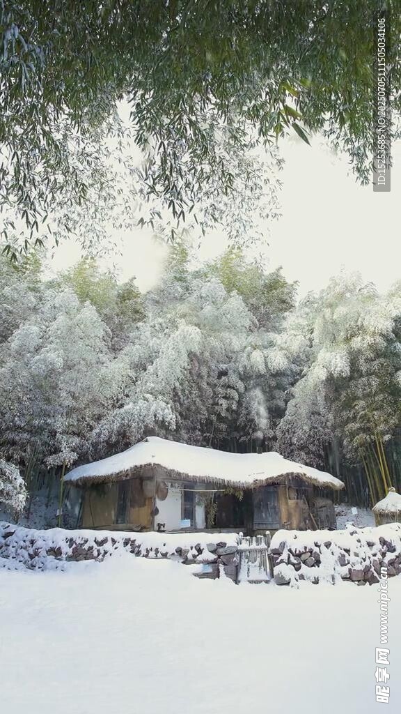 雪覆小屋冬日静谧景致