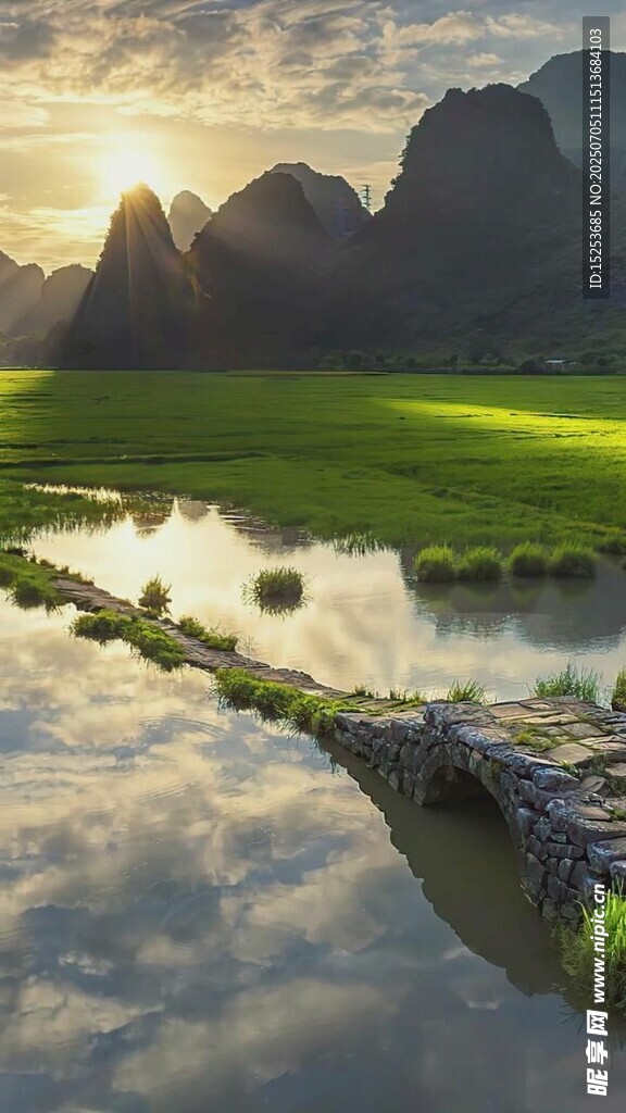 山水间的晨光美景