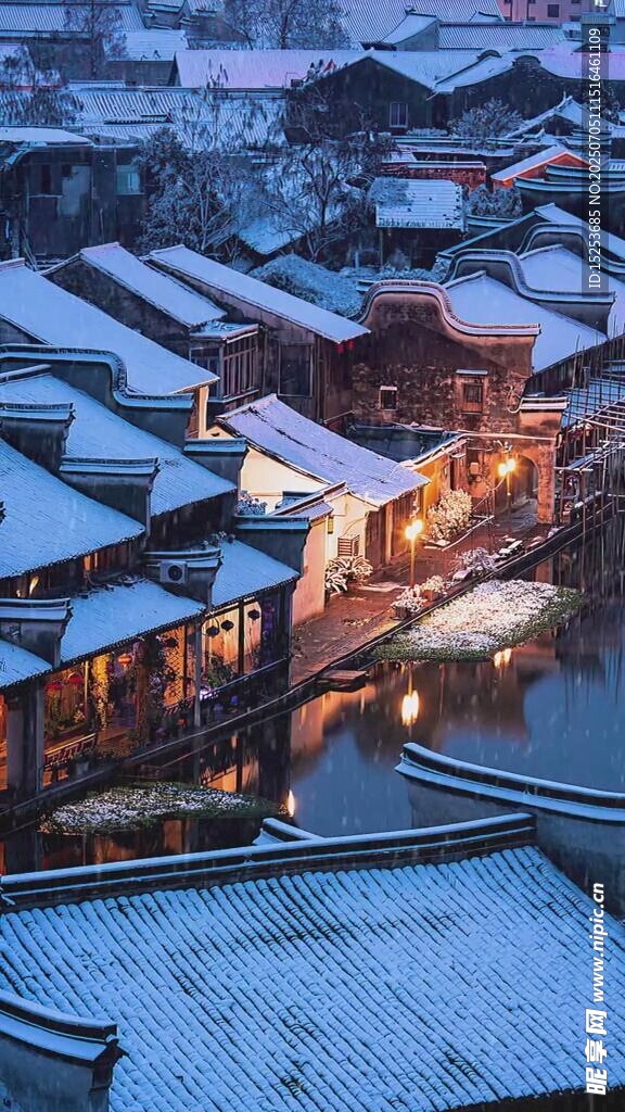 雪后古村落夜景