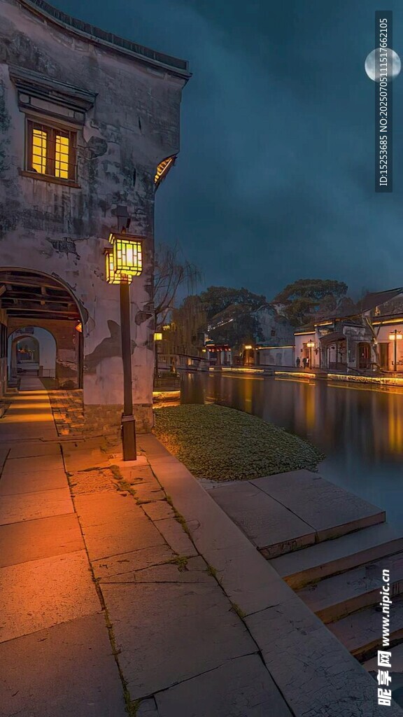 夜晚河畔古建筑静谧景象