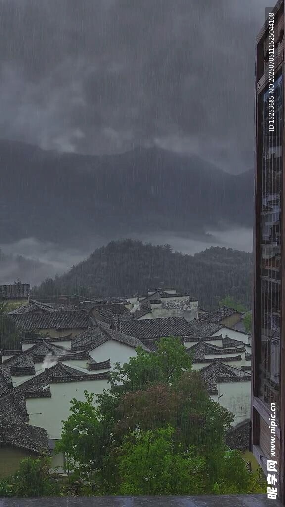 暴雨前夕的山间村落
