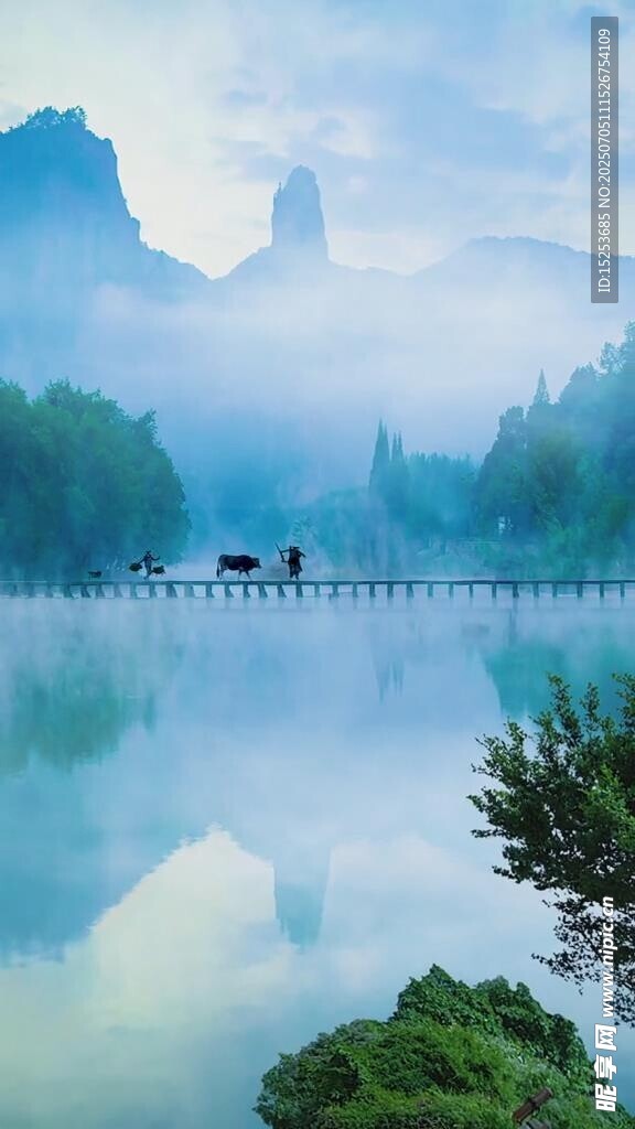 山水间孤舟的诗意景致