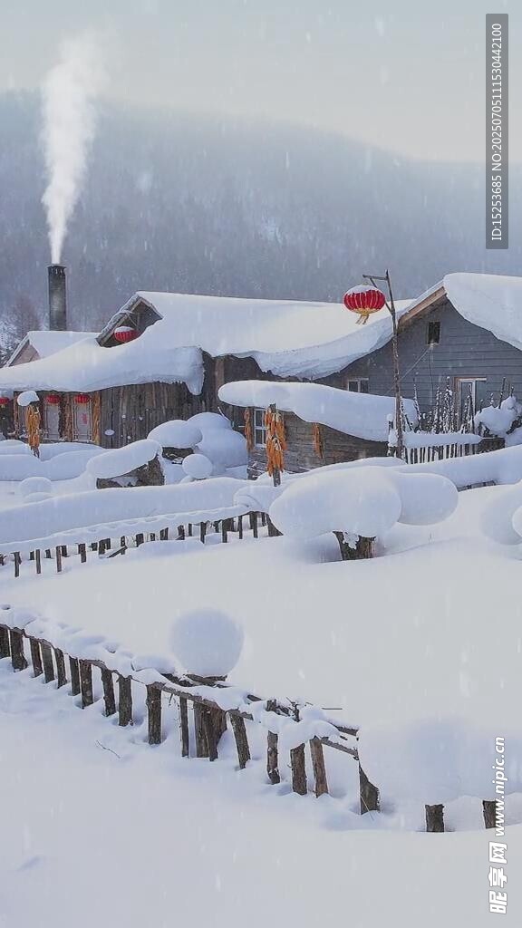 雪覆村庄烟囱飘起袅袅炊烟