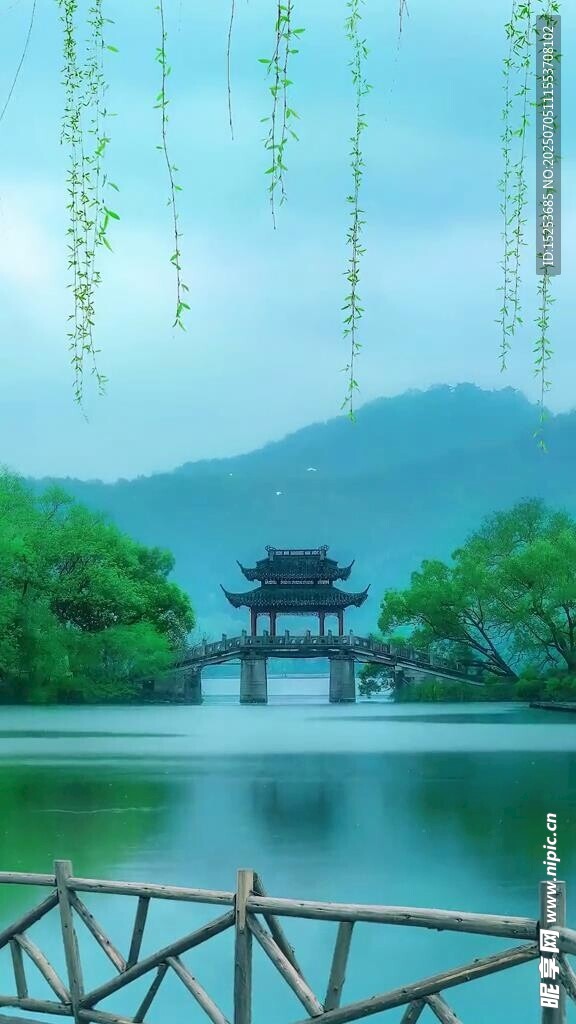 湖畔古亭春日湖光山色