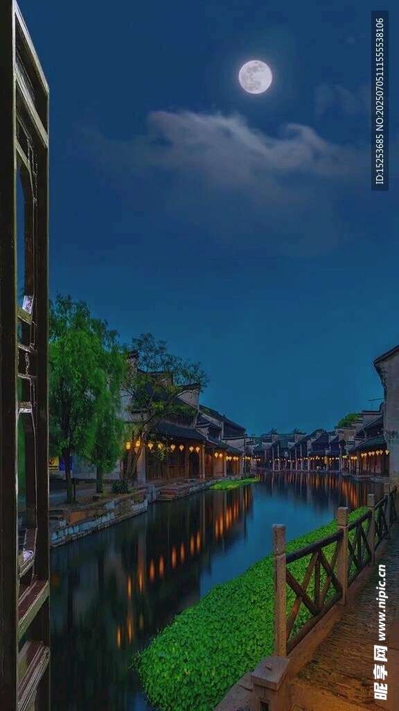 月夜下的河畔小镇美景