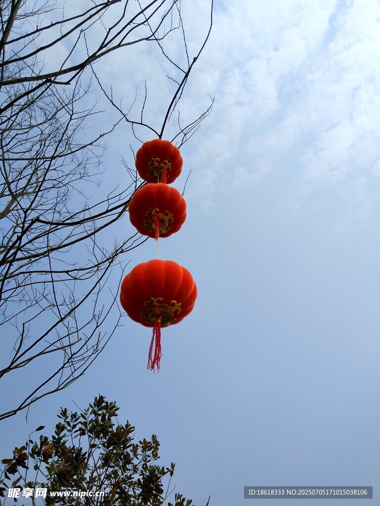 蓝天挂红灯笼