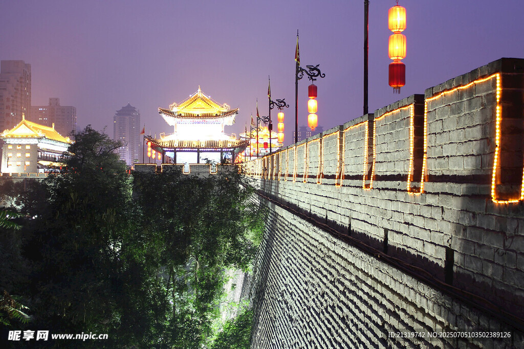 夜幕下的古城墙璀璨景致