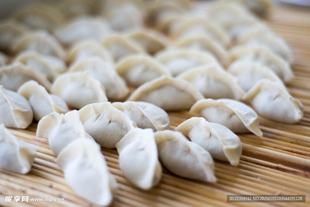 手工饺子摆放摄影