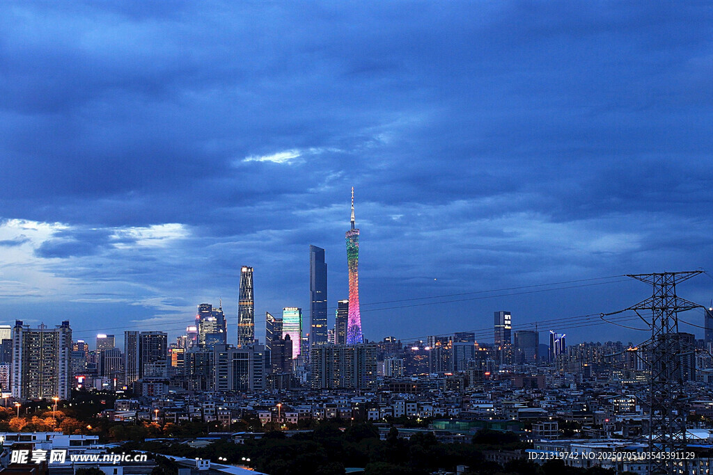 夜幕下的繁华都市天际线