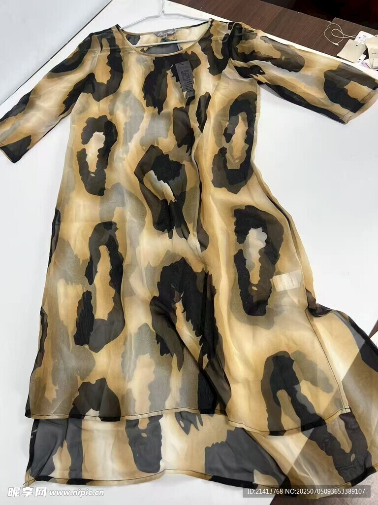 豹纹中袖连衣裙展示
