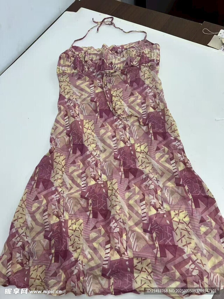 紫色花纹连衣裙展示