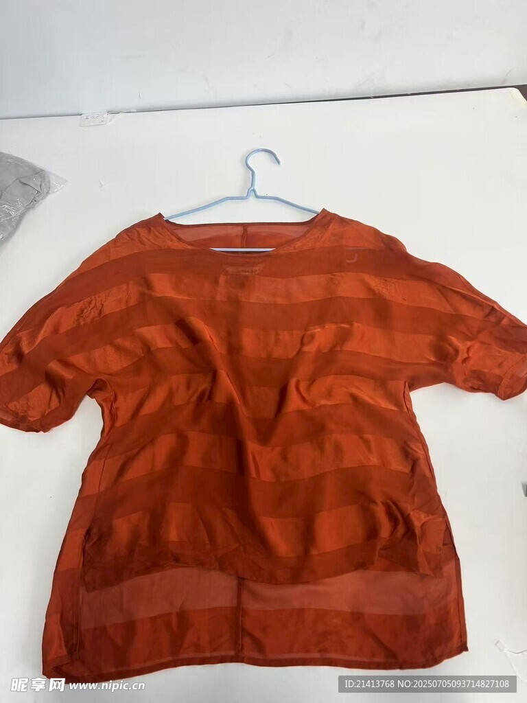 橙色短袖上衣展示