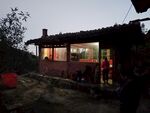 乡村小屋内透出温暖灯光