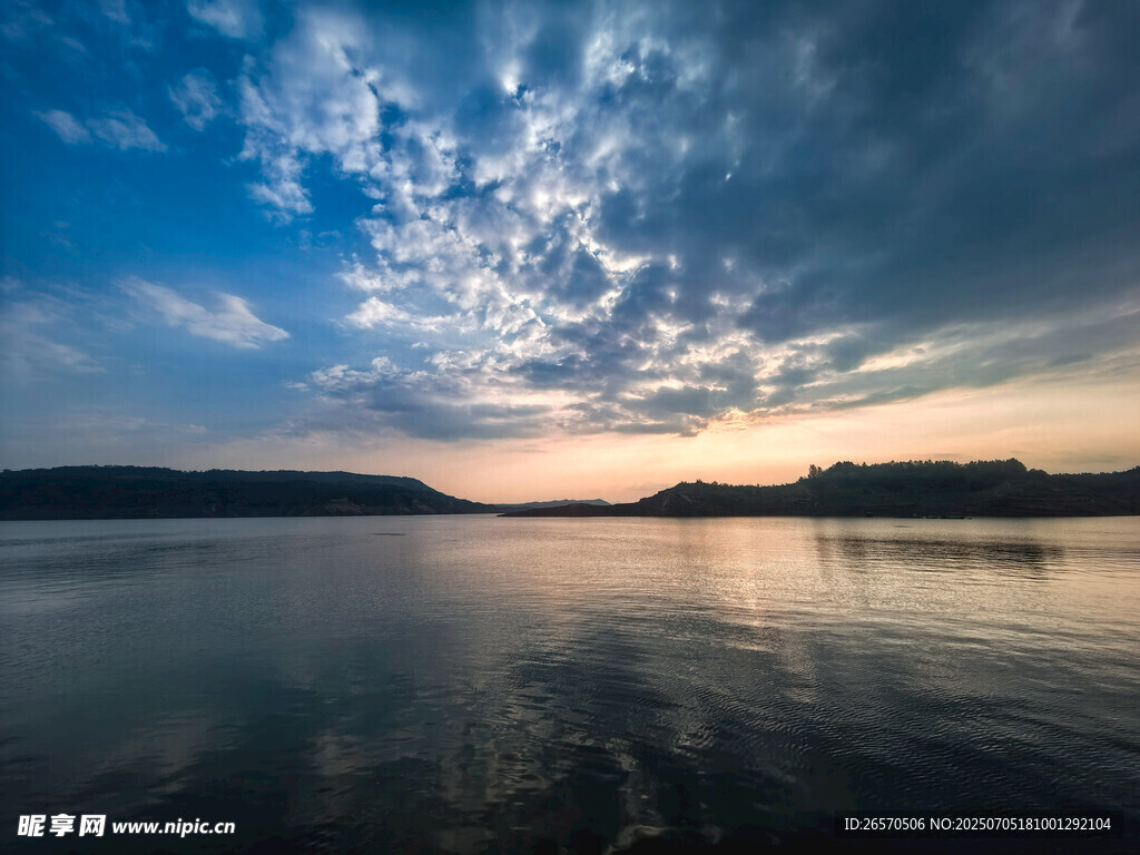 湖畔日落美景