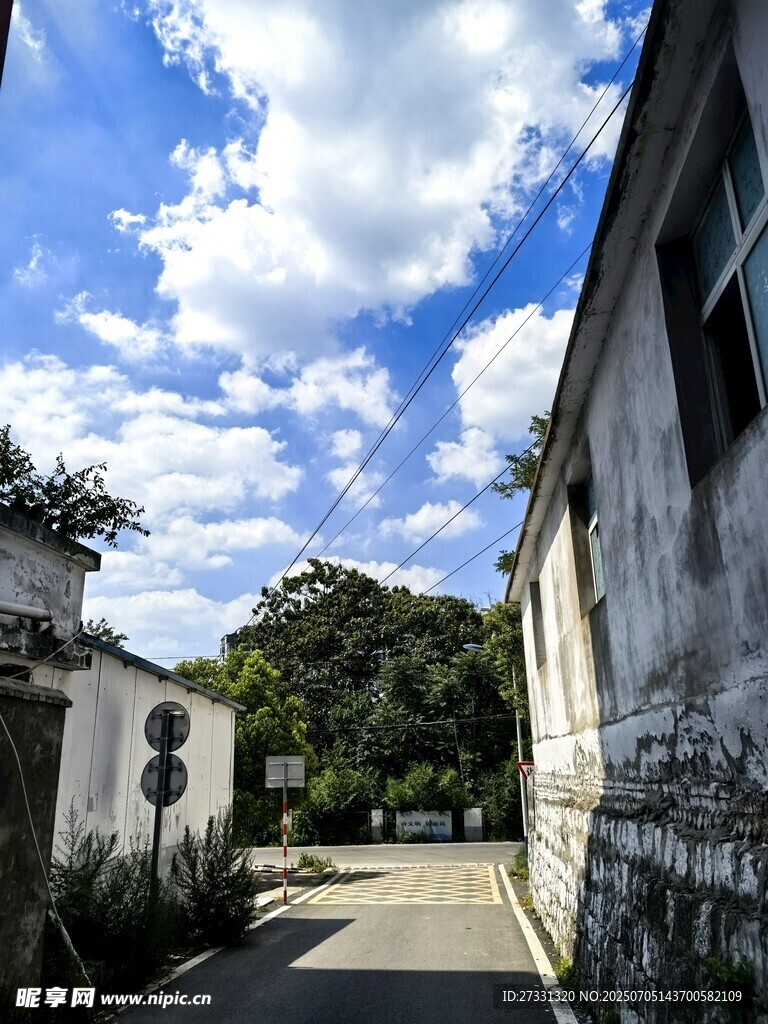 蓝天白云伴古建