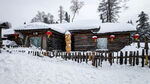 雪覆木屋红灯笼添暖意
