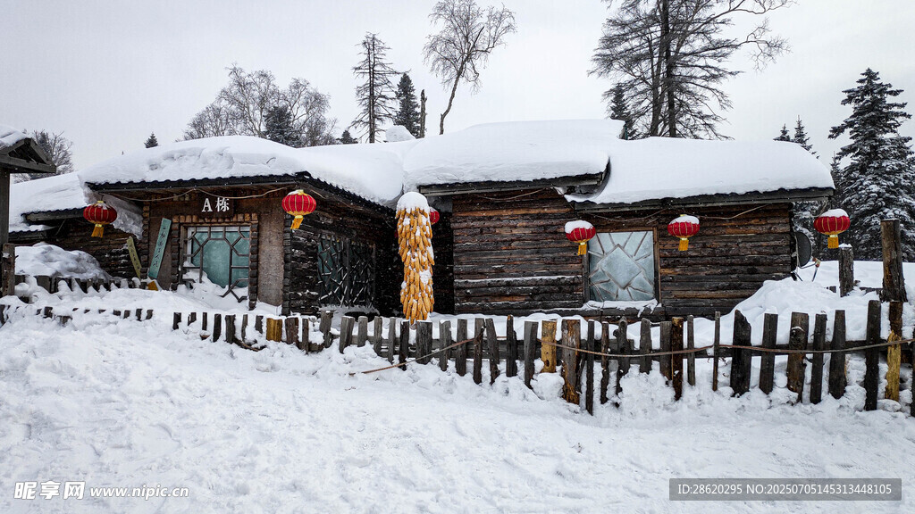 雪覆木屋红灯笼添暖意
