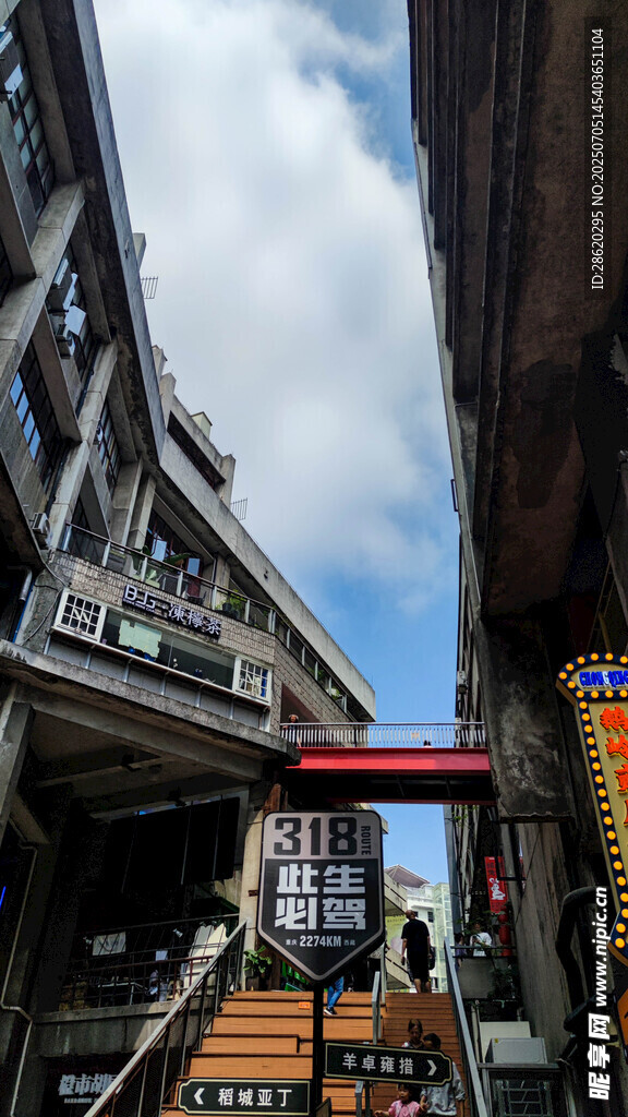 城市楼梯与周边建筑