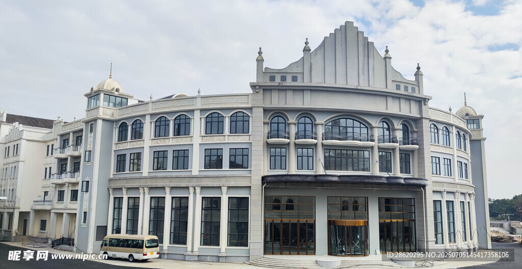 现代风格弧形建筑外观