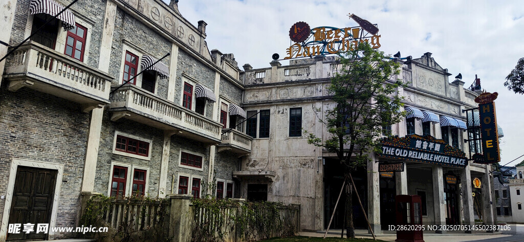 复古风格的街边建筑