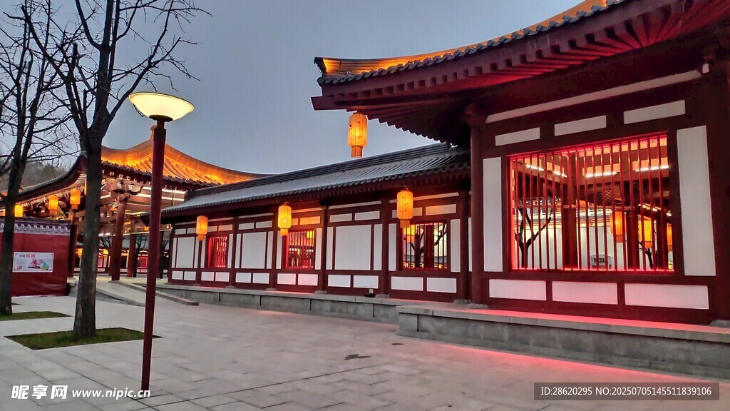古建夜景灯火映照中式美
