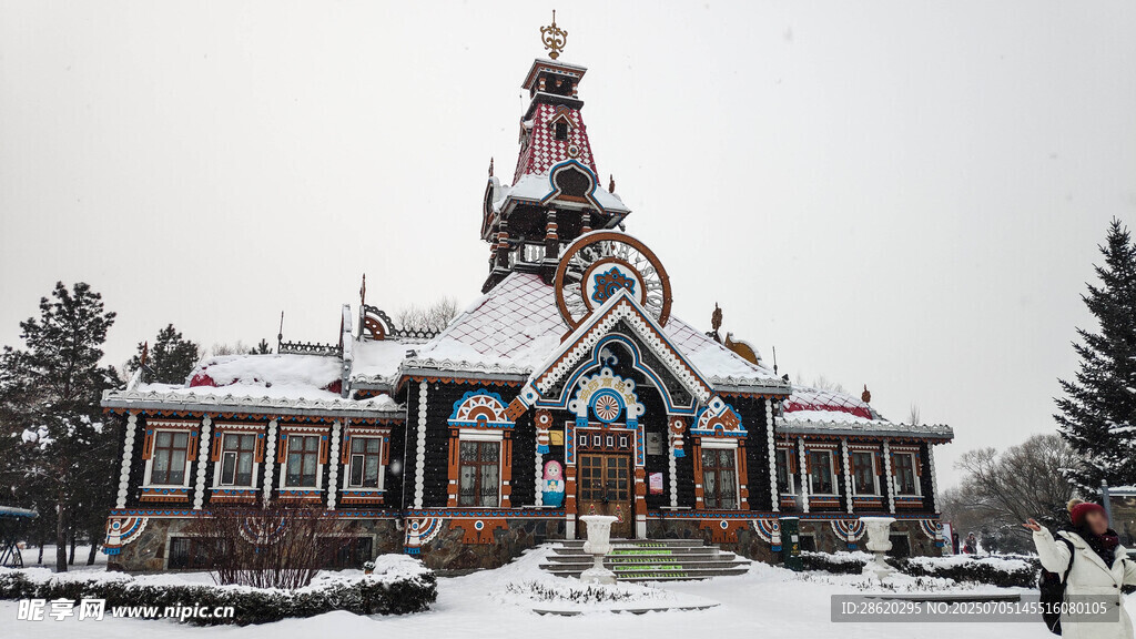 冬日雪景中的俄罗斯风格建筑