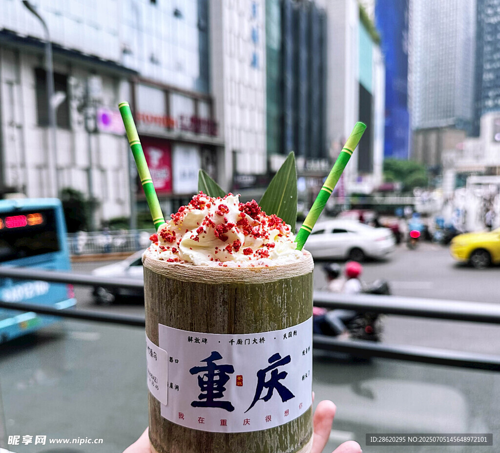 手持重庆特色奶茶饮品赏城市景