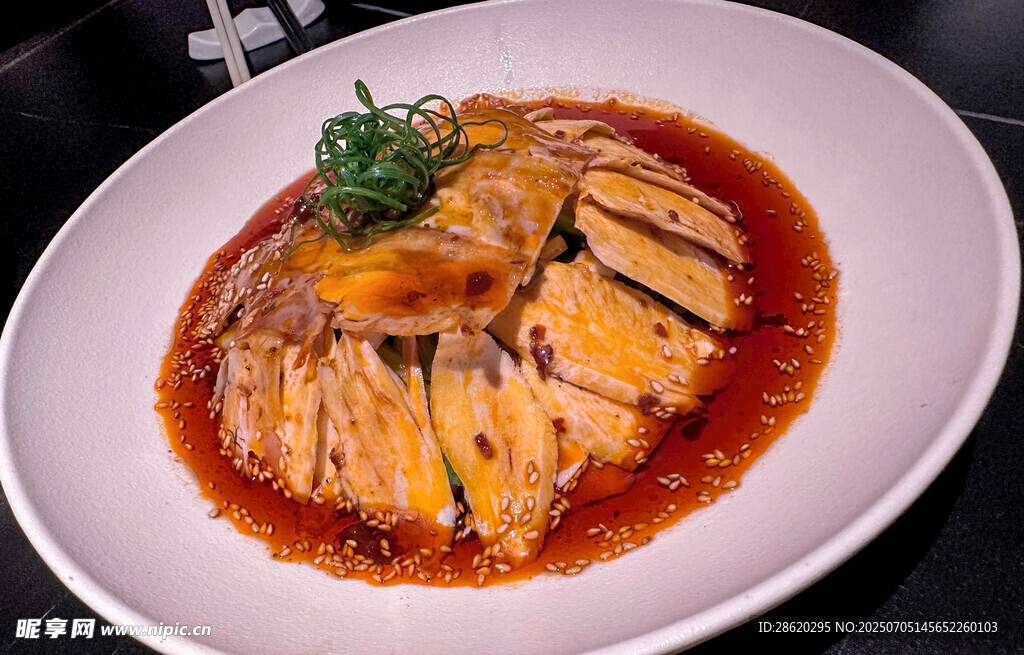 精致摆盘美味酱汁鸡肉麻辣鸡