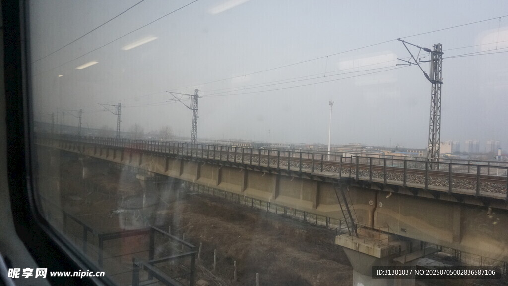 列车窗外的铁路风景